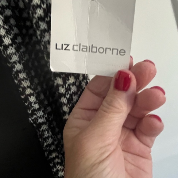 Liz Claiborne Black And White Patchwork Look
Woman's L Short Sleeve Sweater - Picture 4 of 9